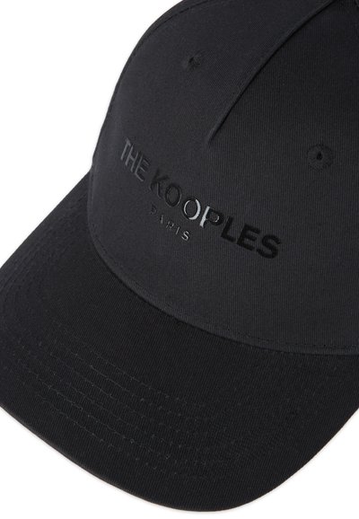 Casquette de baseball noire avec une visière incurvée et un tissu texturé. Présente un logo en relief brillant "THE KOOPLES PARIS" à l'avant.