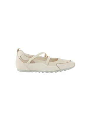 Beige Ballerinas mit einem Obermaterial aus Wildleder, gekreuzten Riemen und einer Gummisohle mit strukturiertem Profil, die für Komfort und Flexibilität ausgelegt sind.