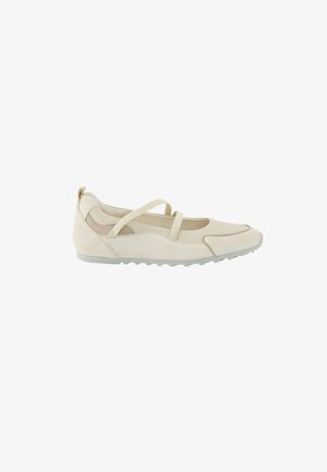 Beige Ballerinas mit einem Obermaterial aus Wildleder, gekreuzten Riemen und einer Gummisohle mit strukturiertem Profil, die für Komfort und Flexibilität ausgelegt sind.
