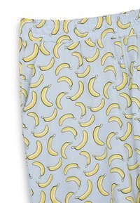 Tessuto blu chiaro con un motivo di banane gialle. Il design include banane di varie dimensioni con contorni neri e una texture liscia.