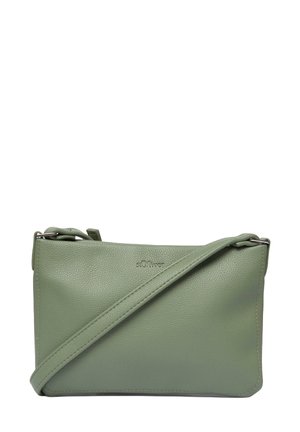 Sac bandoulière en cuir vert à finition texturée, avec une fermeture éclair et une sangle réglable. Logo embossé à l'avant.