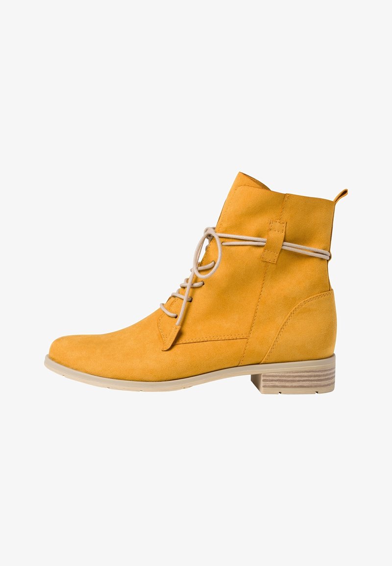 Botte de cheville en daim jaune avec un bout arrondi, un laçage à l'avant et une poignée à l'arrière. Dispose d'un petit talon carré et d'une semelle texturée.