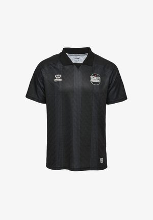 Schwarzes kurzärmeliges Poloshirt mit Chevron-Muster, ausgestattet mit einem Kragen und einem runden Logo auf der linken Brust, gefertigt aus leichtem Stoff.