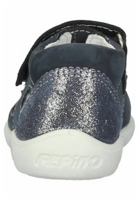 Scarpa in pelle blu con tacco glitter metallico e suola in gomma bianca, dotata di fascia in velcro e cuciture a contrasto.