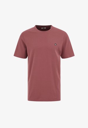 Fioletowa koszulka z krótkim rękawem i okrągłym dekoltem, z małym czarno-białym logo ptaka na lewej piersi, prezentowana na jednolitym białym tle.