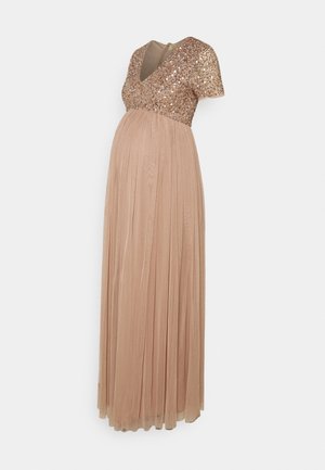 Robe de maternité à manches courtes, décolleté en V, et corsage à sequins couleur or rose. Jupe fluide plissée dans une teinte beige douce.