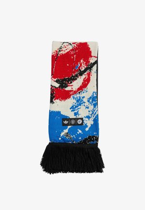 Sjaal met abstract patroon in rood, blauw, zwart en wit, drie zwarte logopatches en zwarte franjes aan één uiteinde.