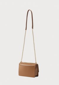 Brun læderhåndtaske med rektangulært design, kæde- og læderrem, glat tekstur og enkelt design. Guldhardware-detaljer.