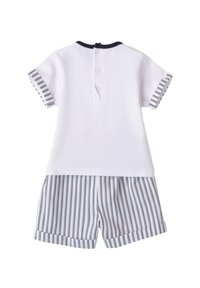 Witte korte mouwen shirt met marineblauwe kraag en knoopsluiting, gecombineerd met blauw-witte gestreepte shorts met omgeslagen boorden.