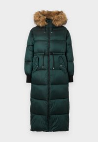 Abrigo tipo puffer verde con capucha de piel sintética, cintura entallada, mangas largas, cierre de cremallera y dos bolsillos laterales. Diseño acolchado y texturizado.