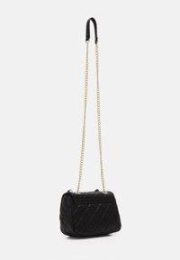 Schwarze gepolsterte Handtasche mit goldener Kettenriemen und einem Ledergriff. Kompakte rechteckige Form, die eine glatte Textur und minimale Details aufweist.