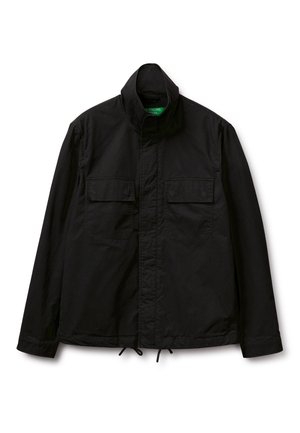 Czarna lekka kurtka z wysokim kołnierzem, przednim zamkiem ukrytym pod patką, dwoma kieszeniami na piersi z klapami oraz regulowanym ściągaczem u dołu.