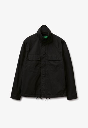 Veste légère noire avec col montant, fermeture éclair avant dissimulée par un rabat, deux poches poitrine avec rabats et ourlet à cordon ajustable.