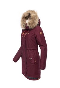 Bordo parka z kapturem podszytym futrem, regulowanymi sznurkami, bocznymi kieszeniami i akcentami w postaci guzików. Materiał ma gładkie wykończenie.