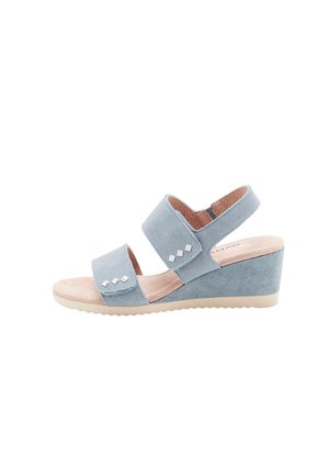 Lichtblauwe suède sleehak sandaal met twee brede verstelbare riemen met kleine zilveren vierkante studs en een beige zool.