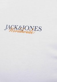 Weißes Baumwoll-T-Shirt mit dem blauen und orangen Text-Logo "JACK & JONES Worldwide". Glatte Textur mit klassischer Passform.