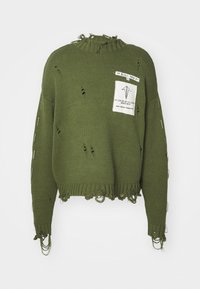 Pull en maille verte avec un design effiloché, doté d'un col montant, d'un ourlet brut et d'un patch en étiquette à l'avant. Agrémenté de bords effilochés.