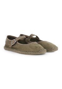 Zapatos de ante verde oliva con punta redonda, correa en el tobillo y suela de yute trenzado. Presentan una textura suave y un diseño minimalista.