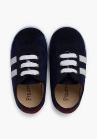 Námořnické semišové tenisky s bílými tkaničkami a dvěma bílými pruhy po stranách. Klasický zaoblený design špičky s polstrovanou stélkou.