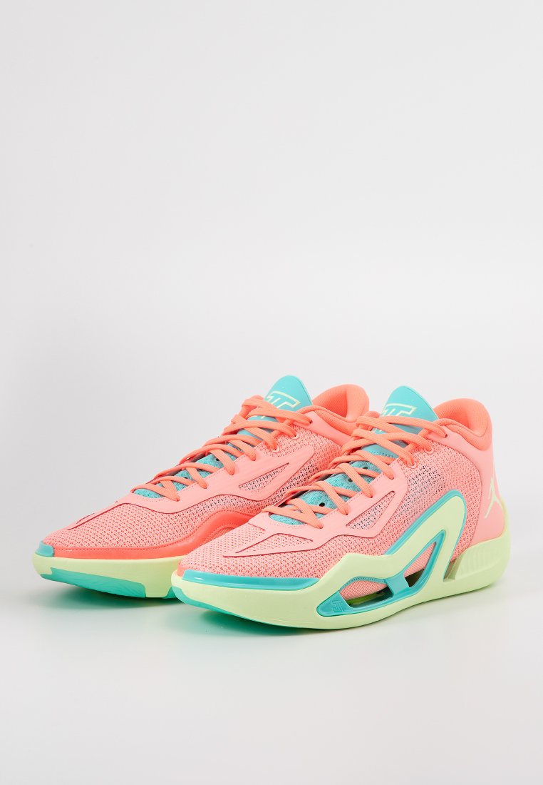 Zapatillas ligeras de malla en un vibrante color coral con acentos en aqua, que presentan una forma curvada, superposiciones con patrones y una suela verde translúcida.
