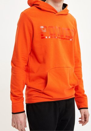 Persona que lleva una sudadera con capucha de color naranja brillante con un bolsillo delantero y la palabra "POWER" impresa en el pecho con letras rojas brillantes.