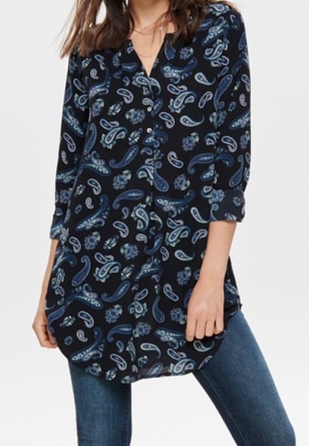 Marinblus med paisleymönster och blommiga motiv, knapplist fram och trekvartsärmar. Tillverkad av lätt tyg med en lös passform.