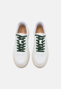 ACBC EVERGREEN NATURE UNISEX - Sportcipő - white/dark green