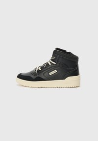 Baskets montantes noires en cuir et daim, présentant des lacets blancs et une semelle en caoutchouc beige. Marquage Geox sur le côté.