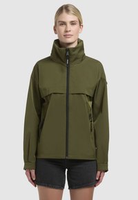 Veste olive verte en tissu résistant à l'eau, avec un col haut, une fermeture zippée à l'avant et deux poches latérales.