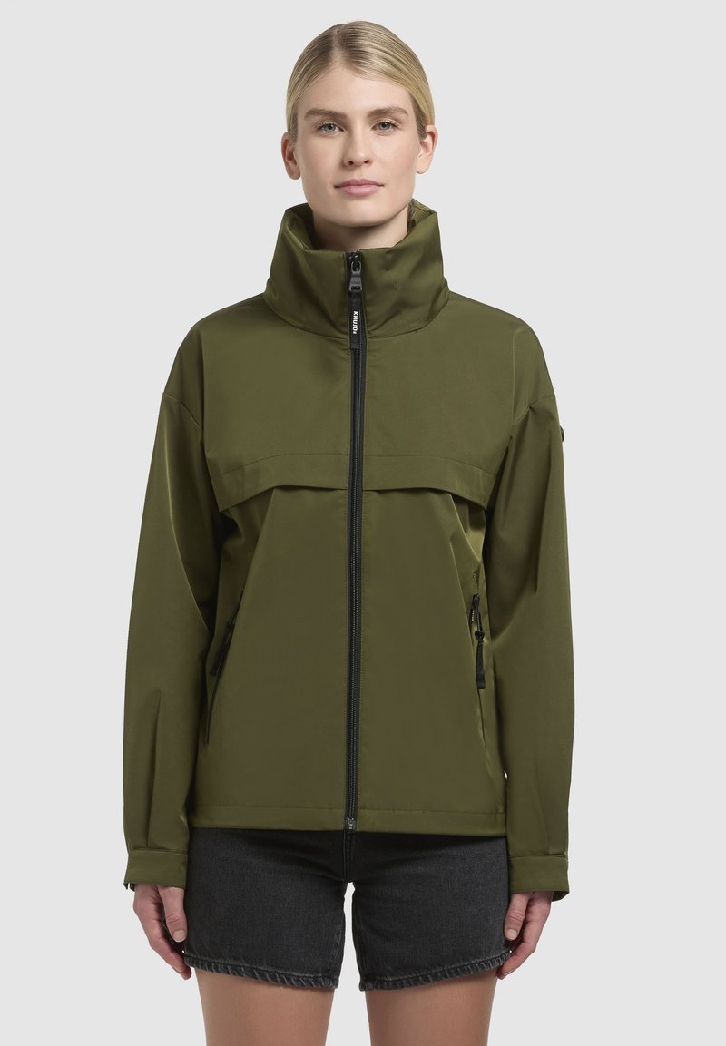 Veste olive verte en tissu résistant à l'eau, avec un col haut, une fermeture zippée à l'avant et deux poches latérales.