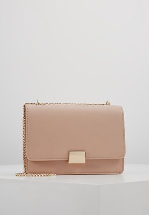 Helle rosa Lederhandtasche mit einem goldenen Kettenriemen, rechteckiger Form, vorderer Klappe und goldfarbener Verschlussbeschläge. Glatte Textur, minimalistisches Design.