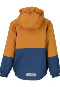 Vattentålig jacka i orange och blått. Har en huva, elastiska muddar och en logetikett i fållen. Slät textur och sportig design.