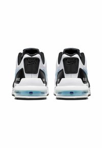 Sneakers Nike Air Max bianchi e nere presentano un tallone imbottito con un'unità air visibile, accenti in rete e pannelli testurizzati sul tallone.