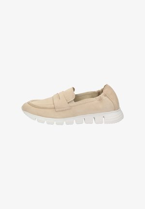 Beige instapschoen met elastische hiel, moc-toenaad, decoratieve band en witte rubberen zool met segmenten, geschikt voor casual gebruik.
