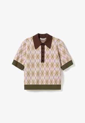 Polo de punto de manga corta con cuello marrón, tapeta de botones y puños verdes, con patrón de rombos beige y rosa.