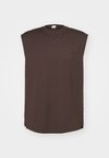 STRIDE SLEEVELESS MEN - Felső - dark brown