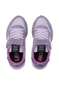 Un paio di sneakers viola e rosa con cinturini in Velcro e etichette stampate all'interno che leggono "SINISTRO" e "DESTRO."
