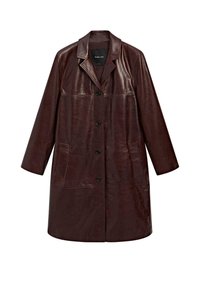 Cappotto in pelle bordeaux con vestibilità rilassata, colletto a revers, bottoni monopetto, due tasche frontali e superficie liscia.