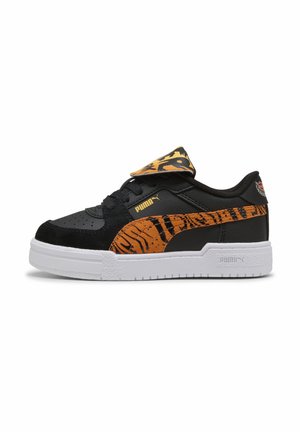 Mustat Puma-tennarit valkoisella pohjalla, oranssi tiikeriraidallinen Puma-logo ja irrotettava läppä, jossa on yhteensopiva tiikerikuvio kielessä.