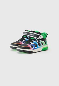 Zwarte en multicolor sneakers met een vlamachtig ontwerp, voorzien van groene accenten, zwarte veters en GEox-merk op de banden en de zijkanten.