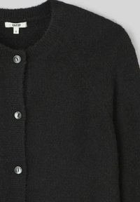 Cardigan noir en tricot avec col rond, cinq boutons argentés sur le devant et un tissu doux et texturé. Taille indiquée : S.