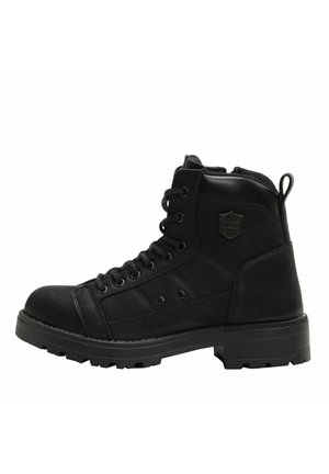 Bottines noires en cuir et matériau synthétique, avec un bout rond, un laçage à l'avant et une semelle en caoutchouc texturée avec un motif à crampons.
