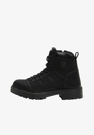 Bottines noires en cuir et matériau synthétique, avec un bout rond, un laçage à l'avant et une semelle en caoutchouc texturée avec un motif à crampons.