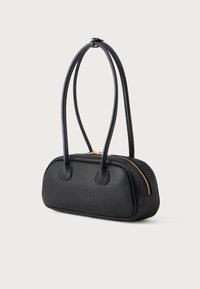 Crna kožna torba s dva dugačka ručka, zaobljenog oblika, teksturirane površine i zlatnog zatvarača uz vrh.