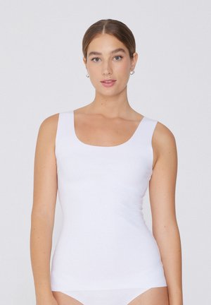 Weißes Tanktop mit runder Ausschnittform und breiten Trägern. Glatte Textur, figurnahes Design, ohne Verzierungen. Minimalistischer Stil.