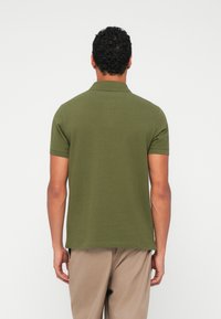 Pánský polokošile s krátkým rukávem v olivové barvě s texturovaným pletením, plochým límcem a rovnými okraji, zobrazená zezadu.