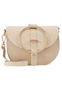 Beige läderaxelväska med rund guldfärgad detalj, klaffstängning och justerbar rem. Slät yta med sömdekoration.