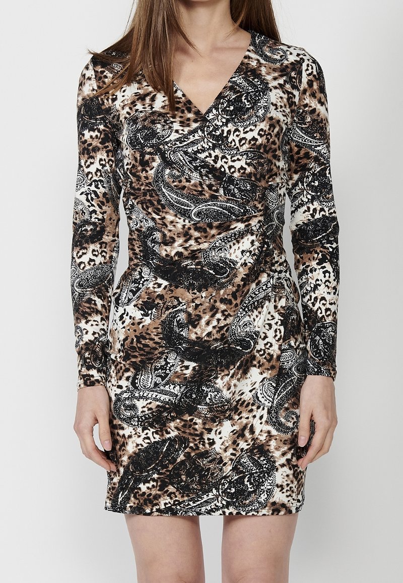 Femme portant une robe à manches longues et encolure en V avec un motif léopard marron et noir et un imprimé paisley.
