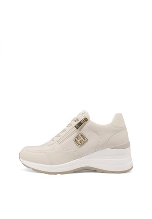Sneaker beige con zeppa, suola bianca, cerniera laterale e logo decorativo in metallo a forma di "H" sulla tomaia in pelle sintetica.