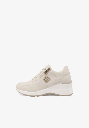 Sneaker beige con zeppa, suola bianca, cerniera laterale e logo decorativo in metallo a forma di "H" sulla tomaia in pelle sintetica.